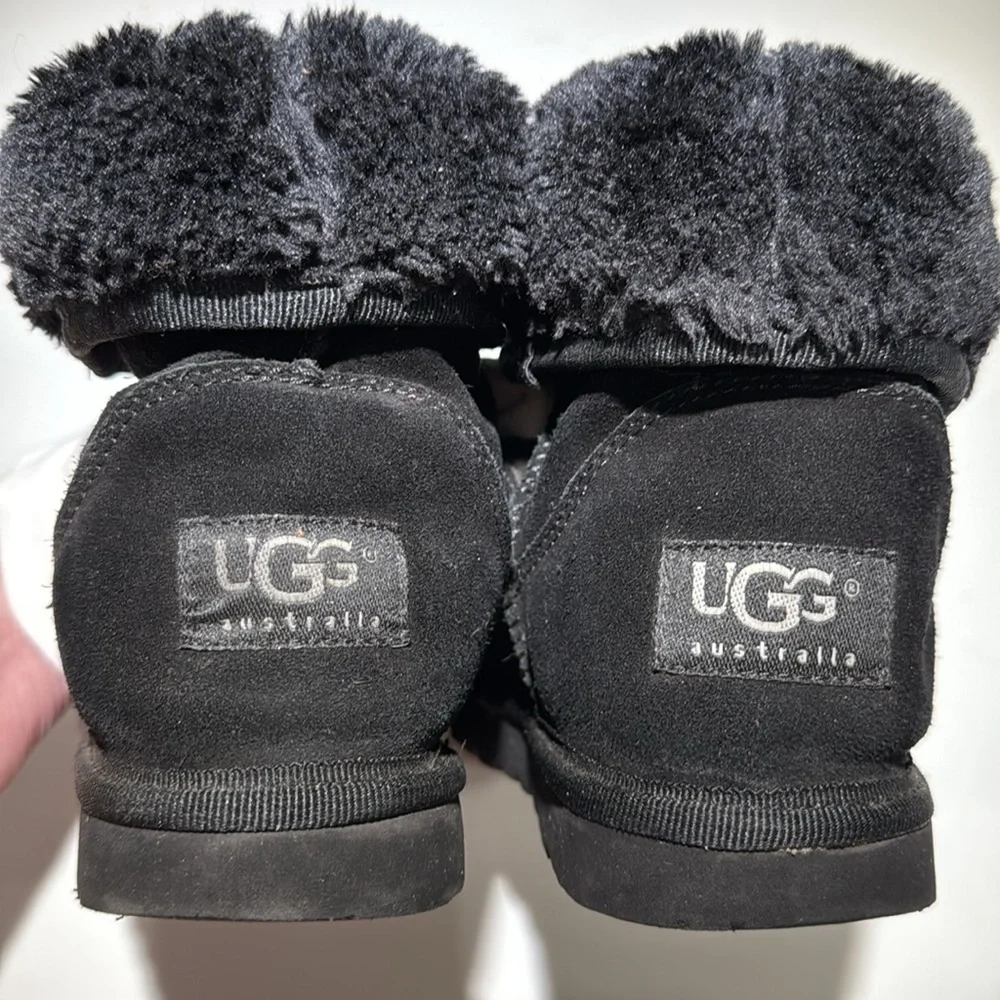 🥳🥳UGG Classic Short Boot, Authentic, Leather & Genuine Sheepskin, Size W5